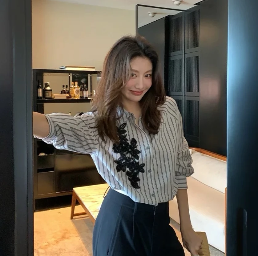 9923早秋别致上衣法式浪漫竖条纹长袖衬衫女宽松绣花小衫