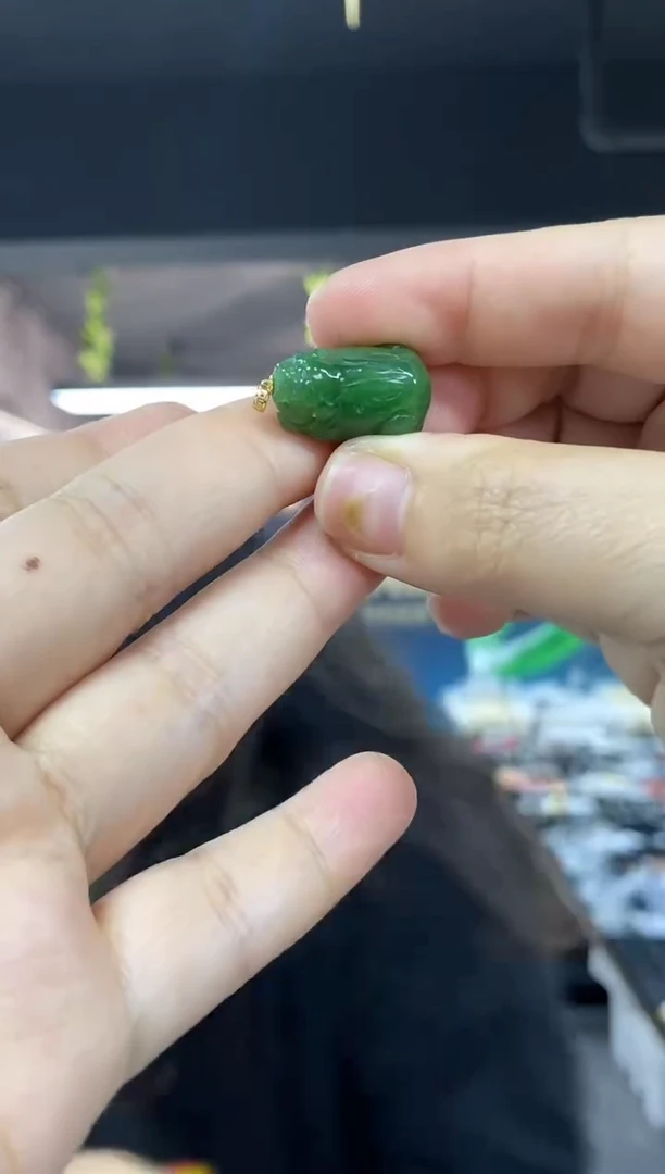 颈饰18K金镶嵌和田玉（碧玉）多样性发其一颜色微差