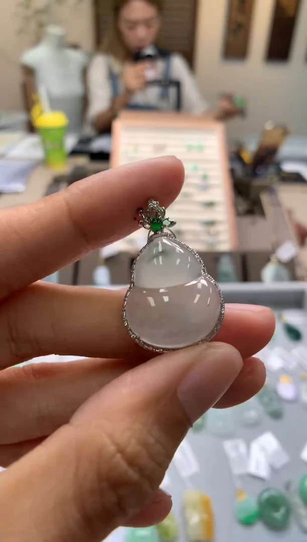 颈饰18K金镶嵌翡翠葫芦