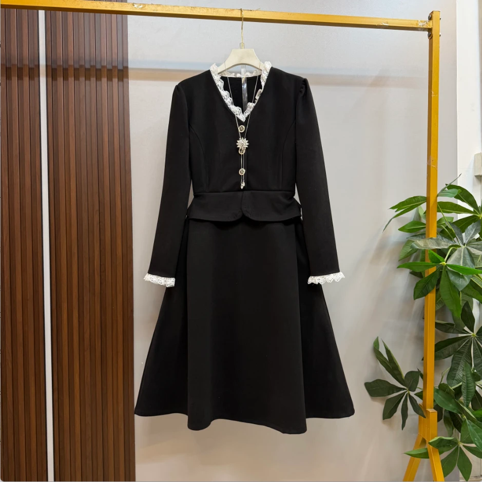 秋冬微胖新款法式温柔气质假两件设计V领蕾丝拼接大码显瘦连衣裙