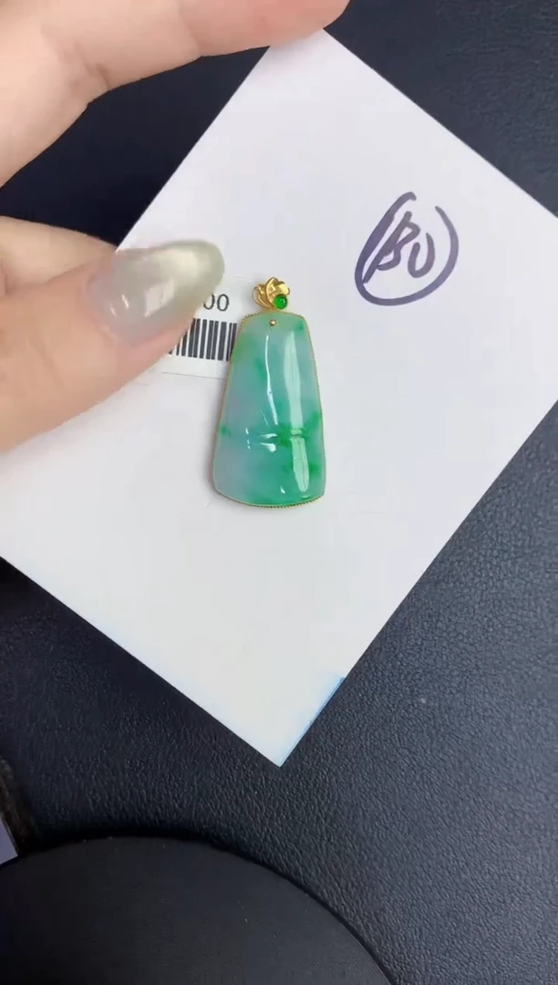 翡翠18K金镶嵌颈饰缅甸天然翡翠A货