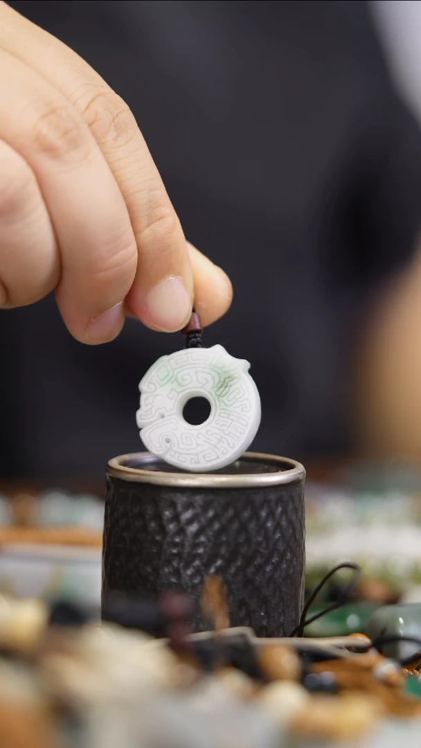 翡翠未镶嵌颈饰白底青翡翠吊坠-君子怀玉