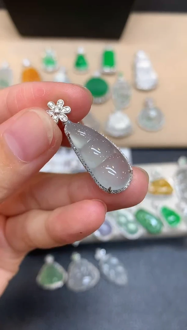 颈饰18K金镶嵌翡翠福豆【无服务费