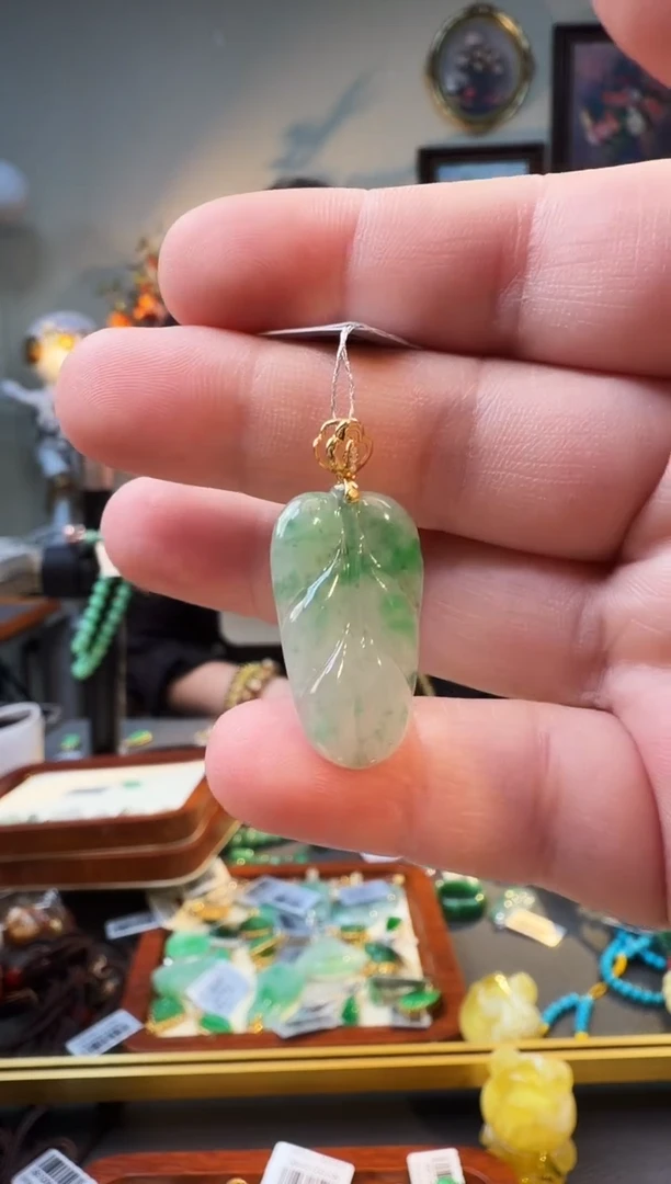 颈饰18K金镶嵌翡翠吊坠