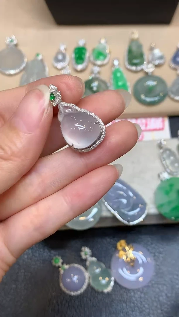 颈饰18K金镶嵌翡翠福瓜【无服务费