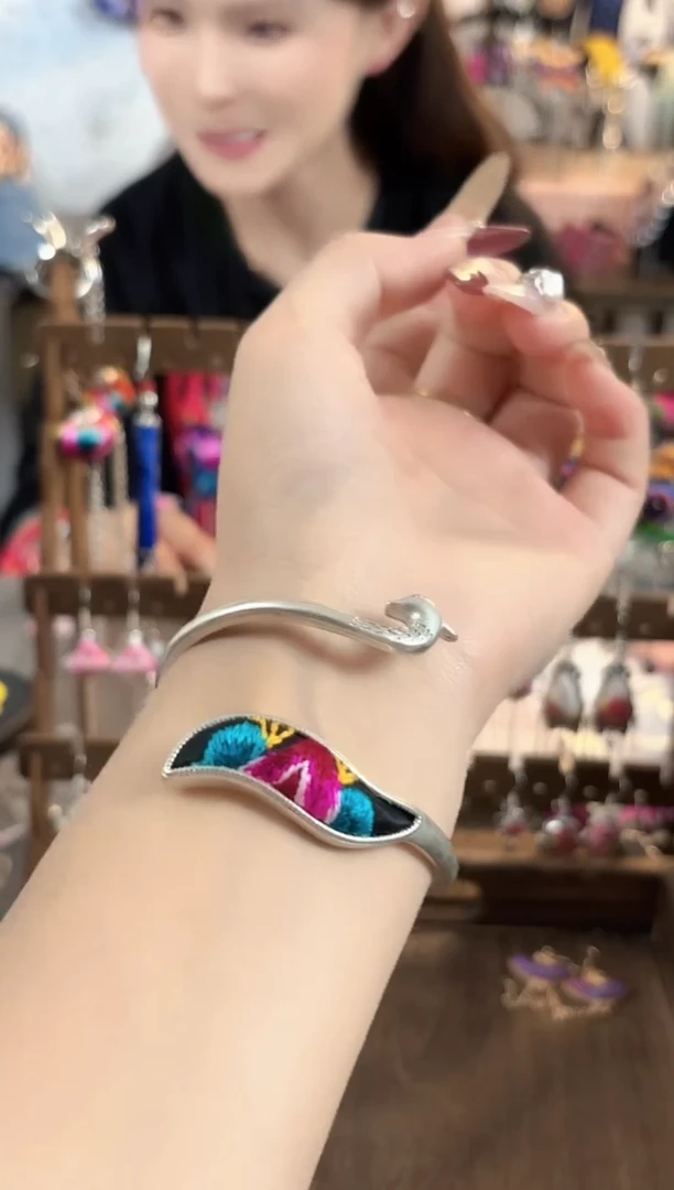 织绣彩云南阁非遗老绣饰品043