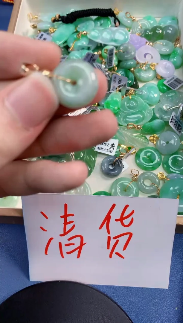 翡翠未镶嵌颈饰       1