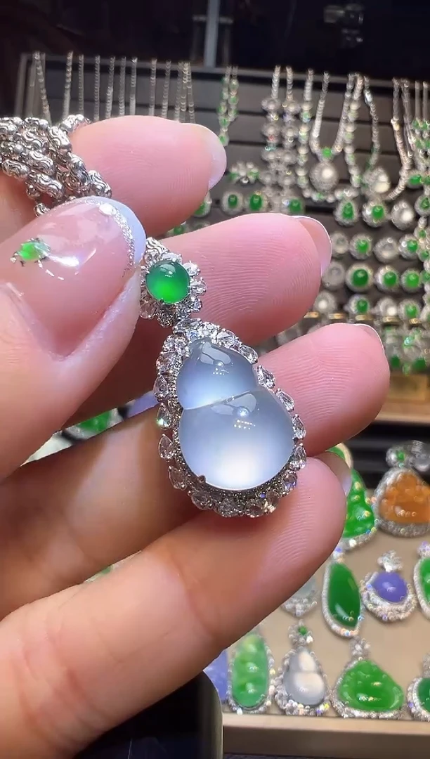 颈饰18K金镶嵌翡翠葫芦