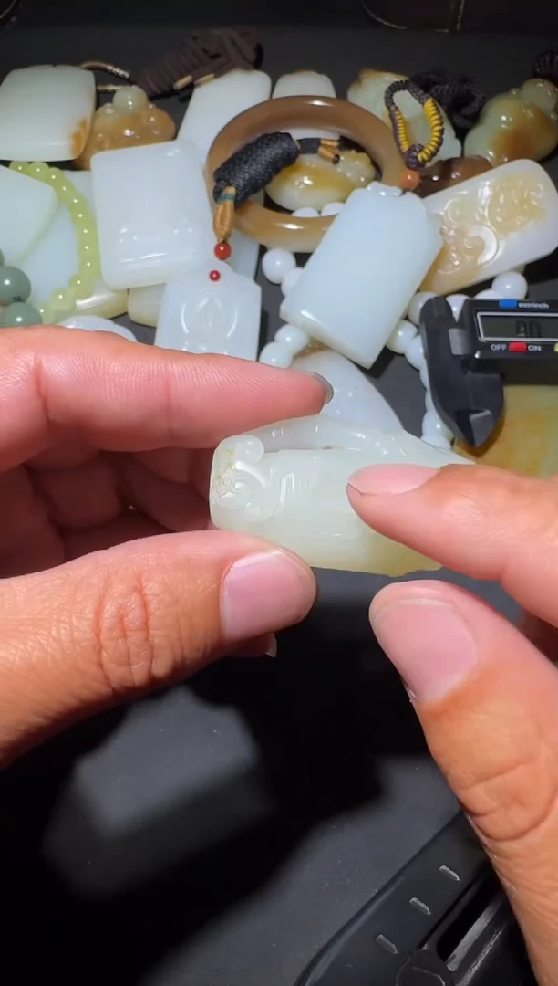 未镶嵌和田玉（糖玉）车挂和田玉