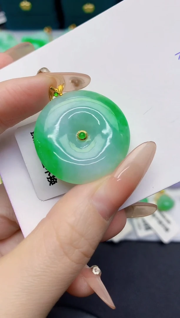 颈饰18K金镶嵌翡翠缅甸天然翡翠A货