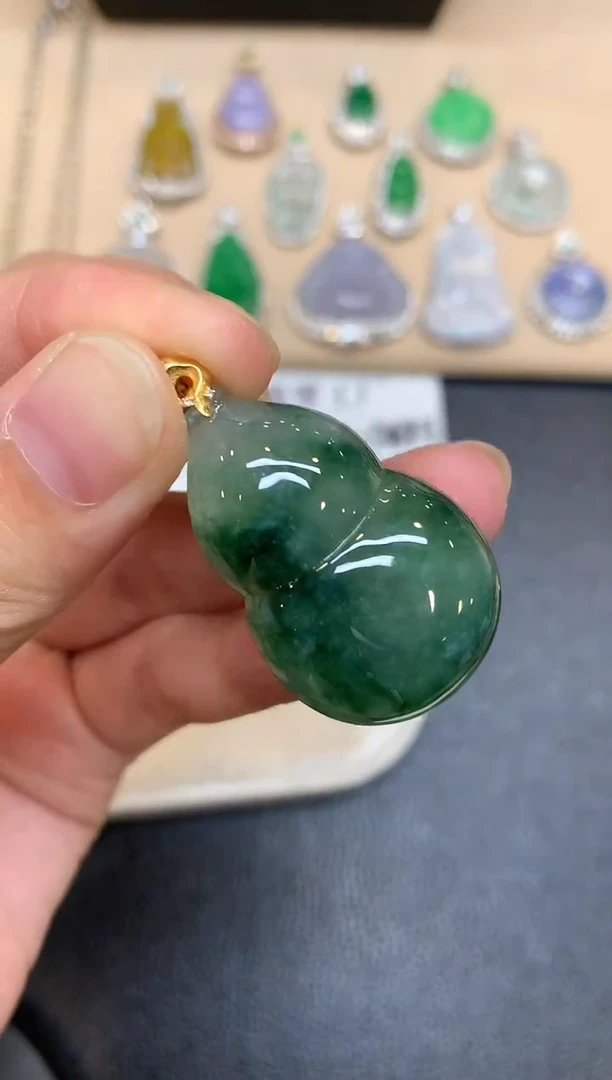 颈饰18K金镶嵌翡翠葫芦【无服务费
