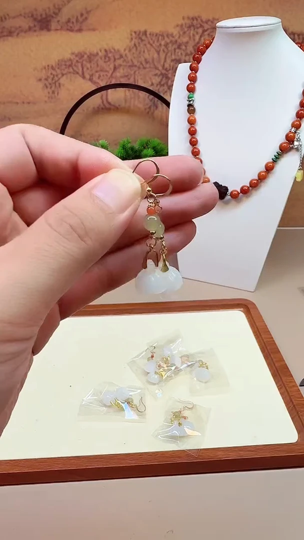 14K金镶嵌和田玉耳饰E232