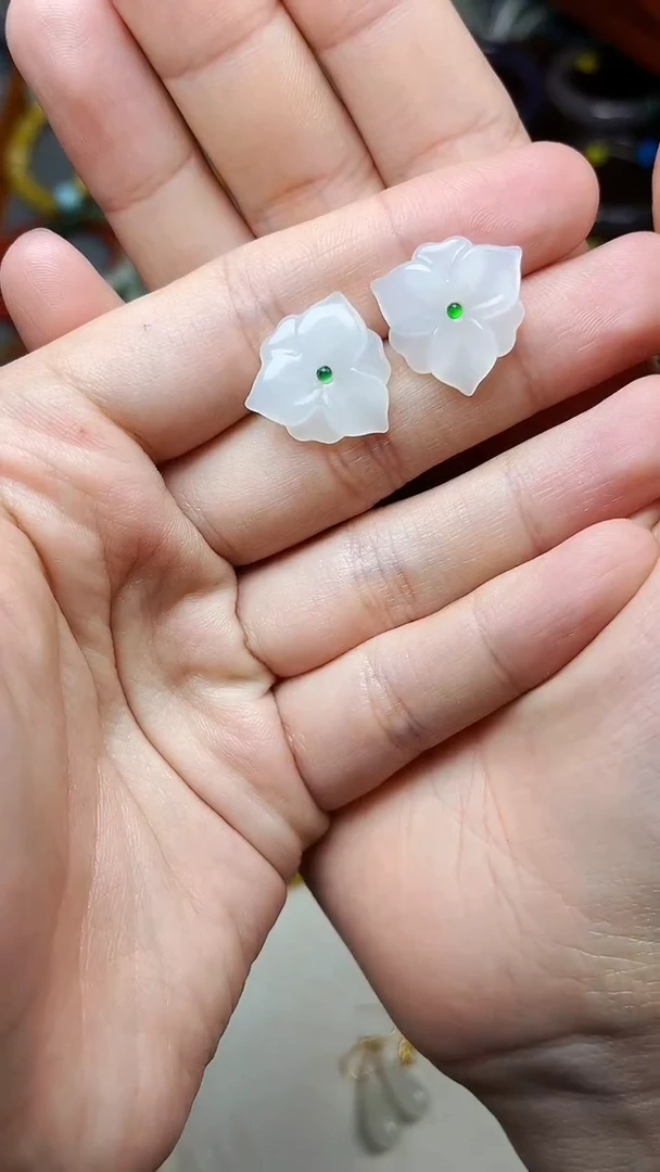 18K金镶嵌和田玉耳饰花花耳钉 06