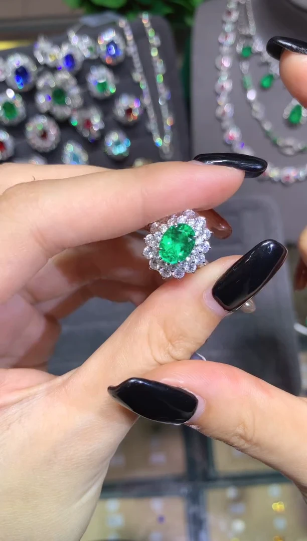 18K金镶嵌戒指祖母绿1.5CT