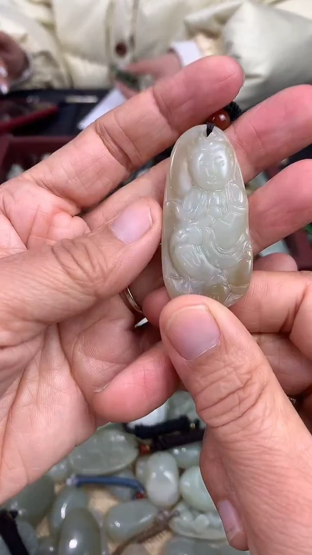 颈饰未镶嵌和田玉（多样性发一件）没有证书有瑕