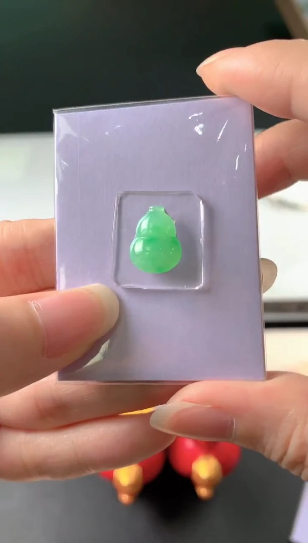 未镶嵌定制翡翠奇**怪裸玉（客户意向镶嵌）