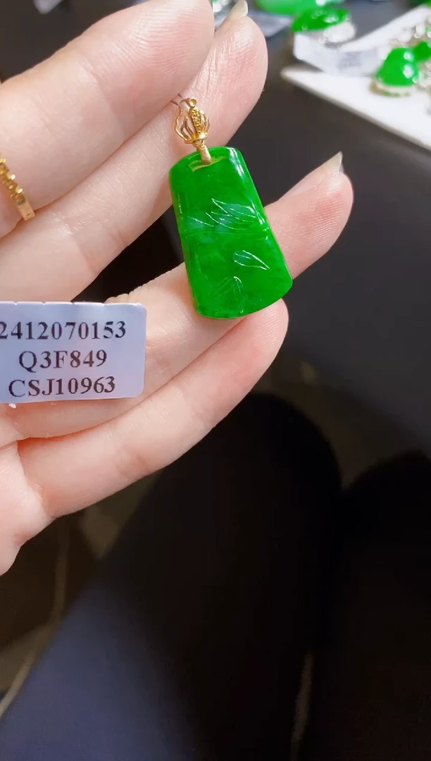 翡翠18K金镶嵌颈饰竹子