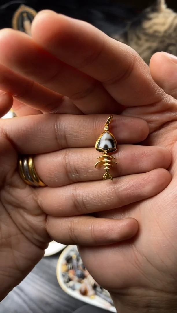 18K金镶嵌吊坠玛瑙/玉髓玉**哥吊坠