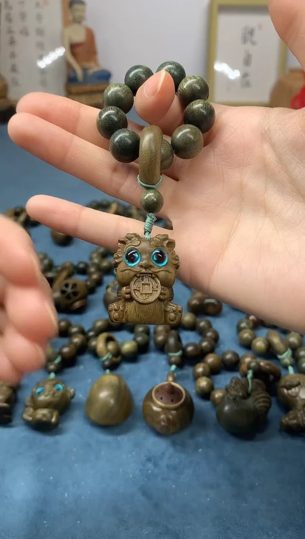 【闪购商品】维腊木（绿檀）把件吞金兽 盘玩件