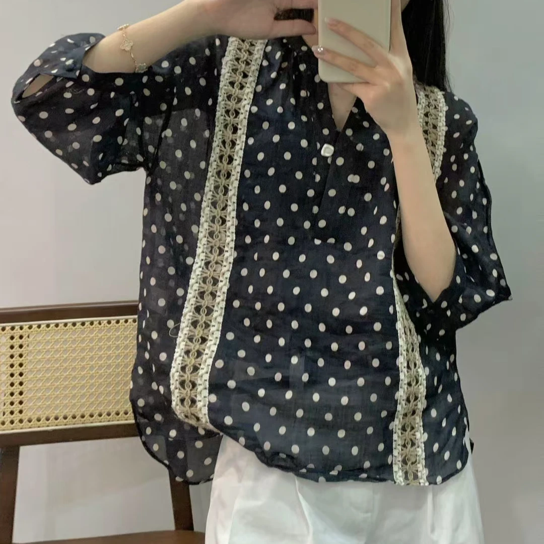 26083【来自艾米精品】波点苎麻蕾丝V领小衫上衣