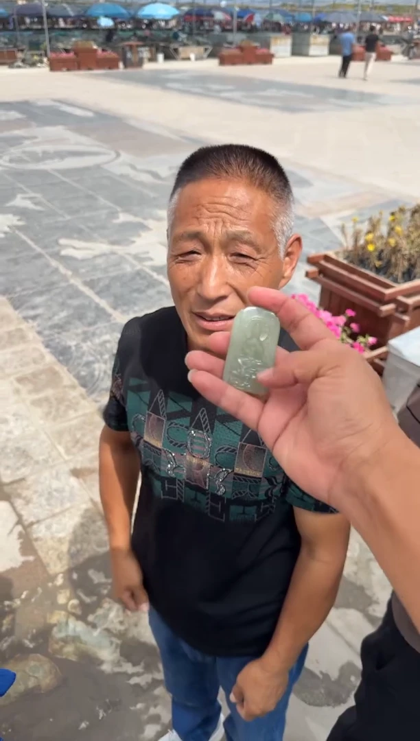 未镶嵌和田玉（糖玉）挂件和田玉