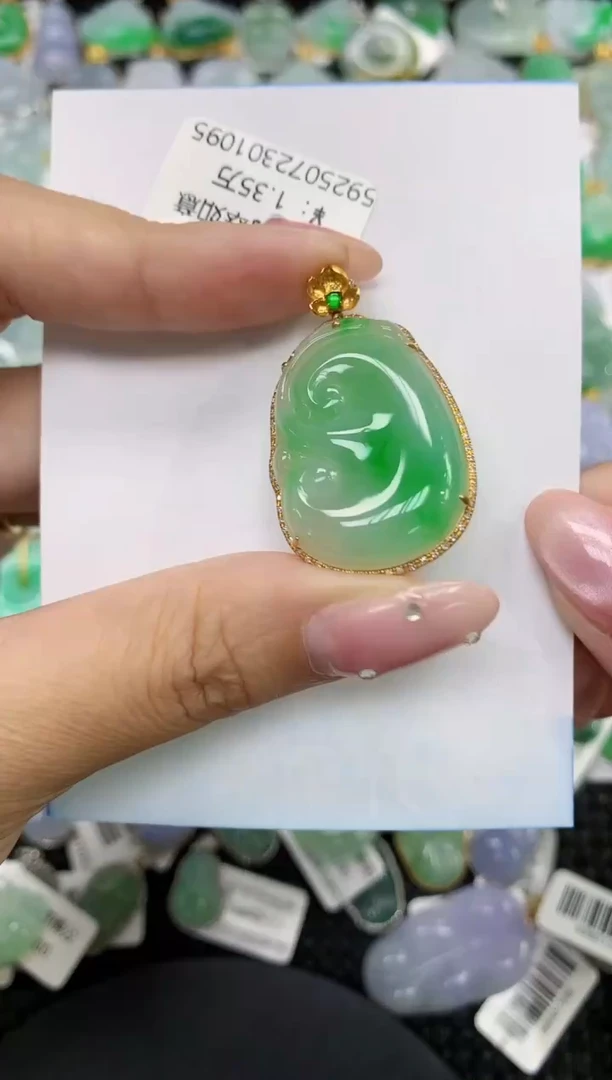 翡翠18K金镶嵌颈饰11111111111