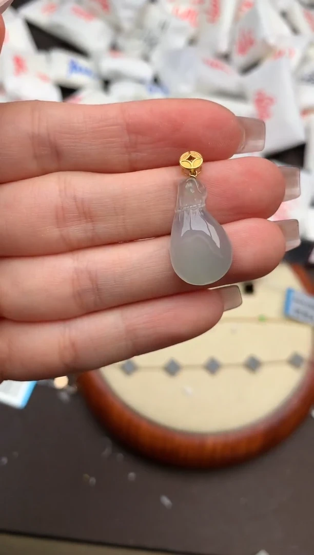 翡翠挂件18K金镶嵌一