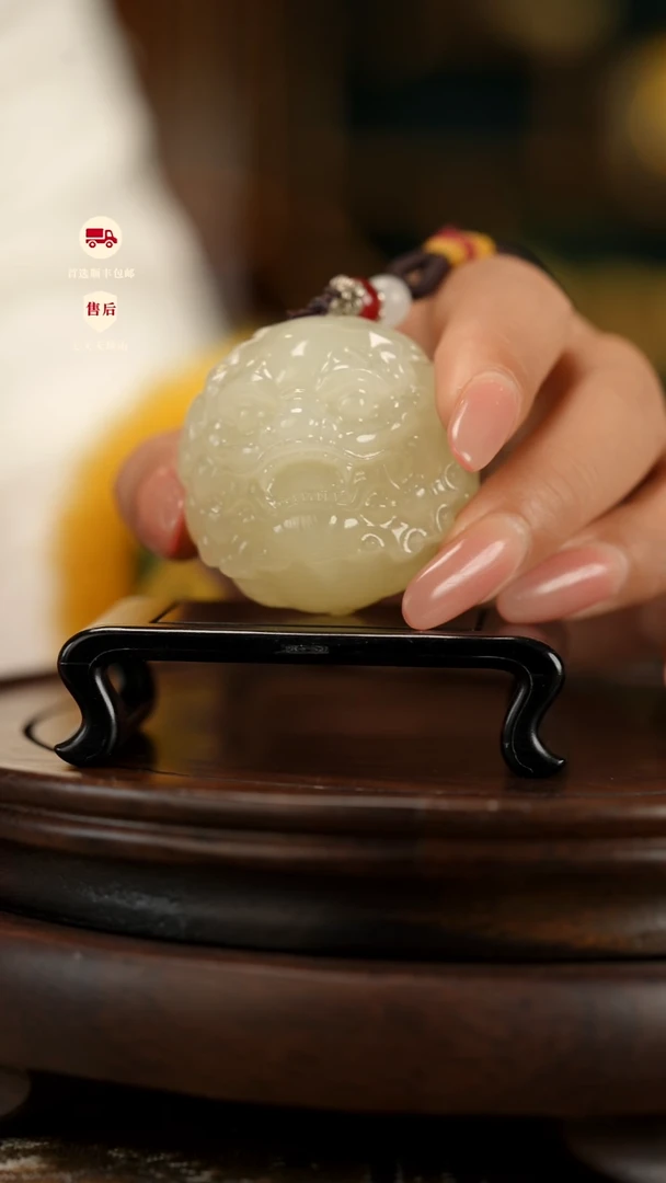 云南石竹叶青雕刻：醒狮貔貅