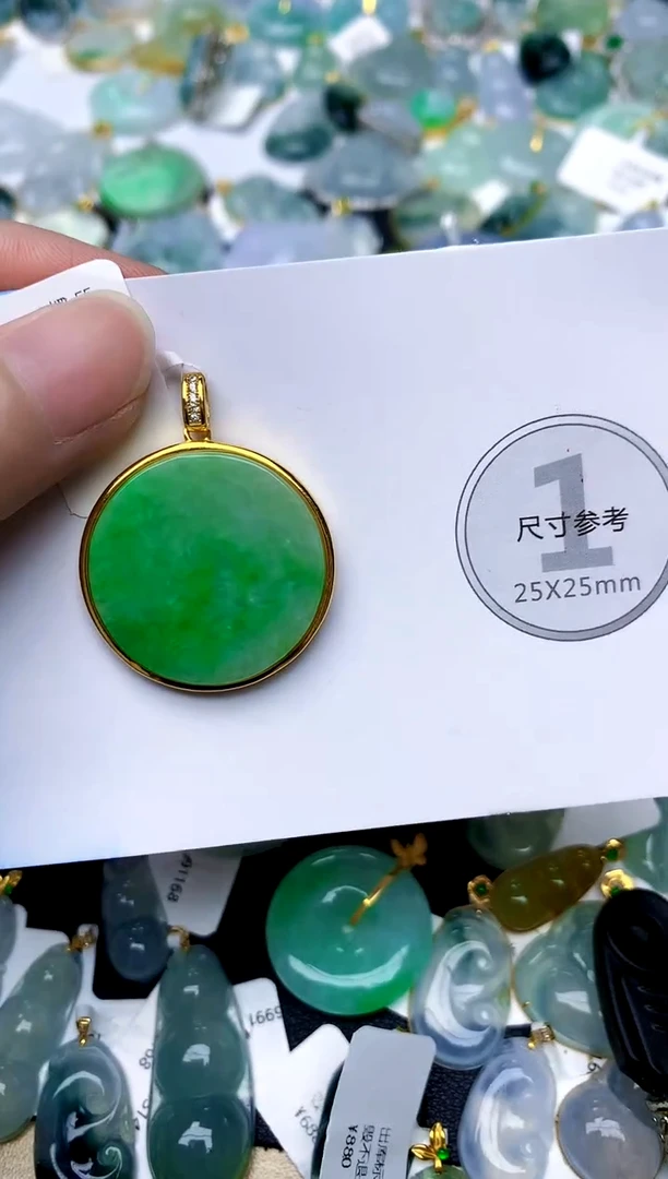 颈饰18K金镶嵌翡翠天然A货翡翠