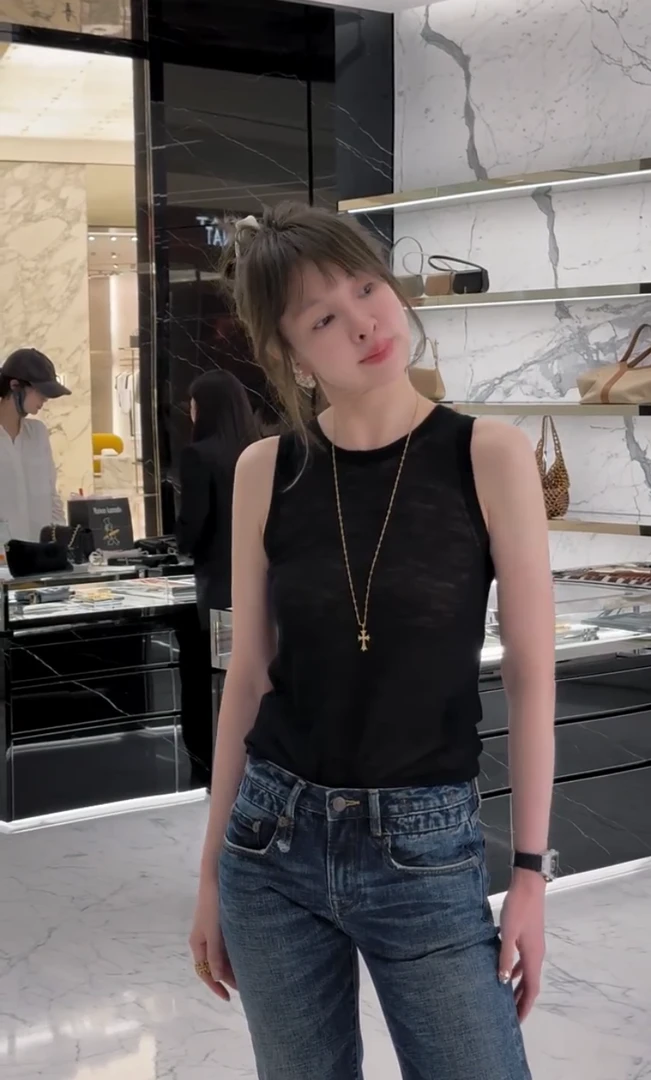 欧货2025夏季新款极简气质慵懒松弛感舒适微透无袖圆领背心上衣女