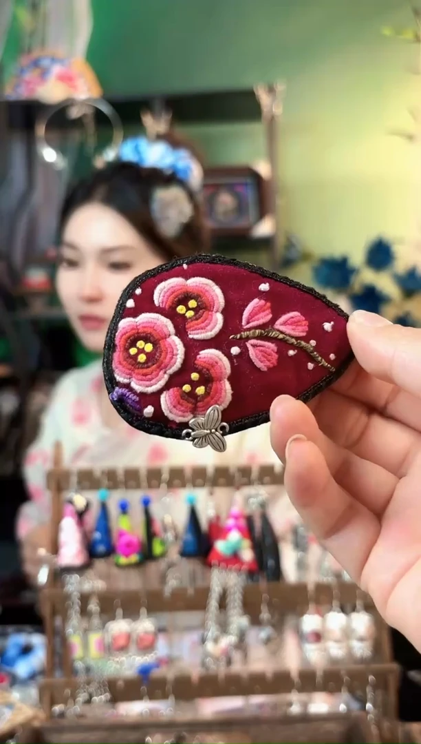 织绣彩云南阁非遗老绣饰品596
