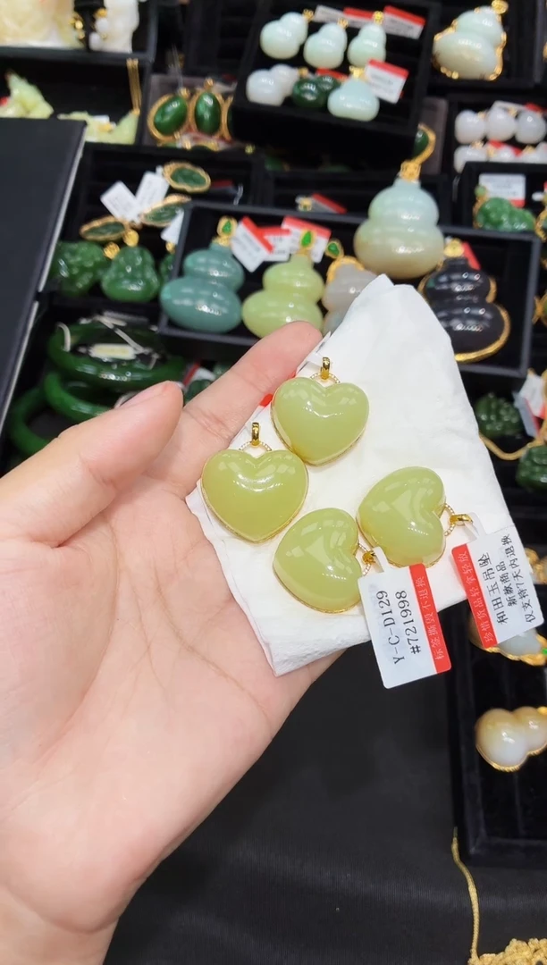 吊坠(赠链)18K金镶嵌和田玉25MM 多样性发一