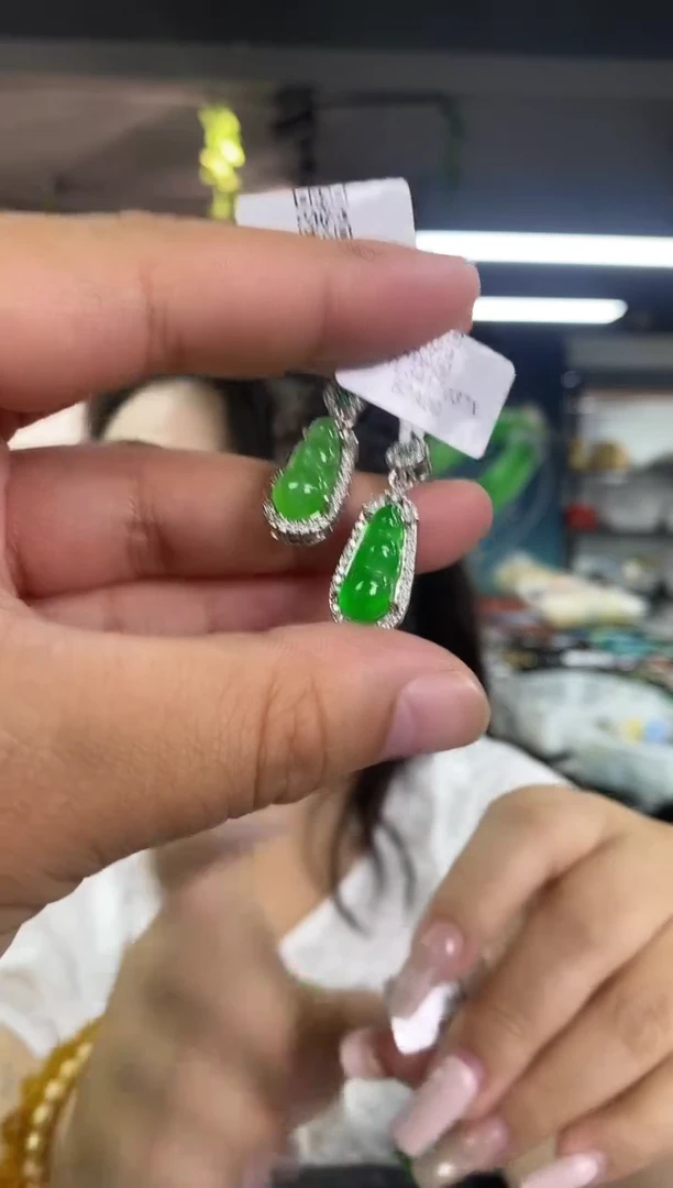 翡翠未镶嵌颈饰多样性发其一颜色微差