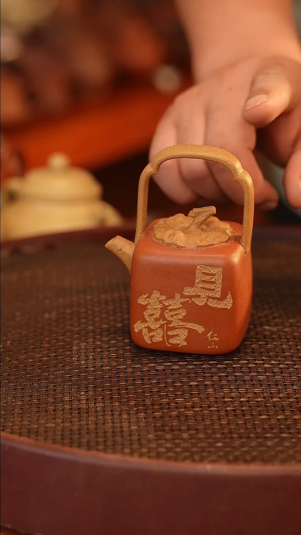 茶壶紫砂雕刻：见喜