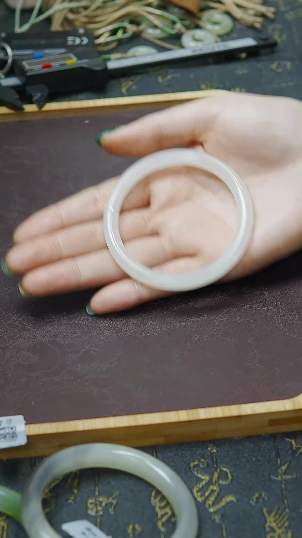 未镶嵌手镯和田玉59圈口 白玉手镯