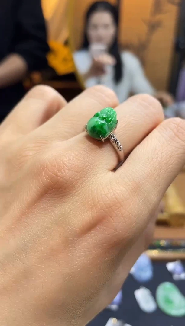 颈饰未镶嵌翡翠戒指