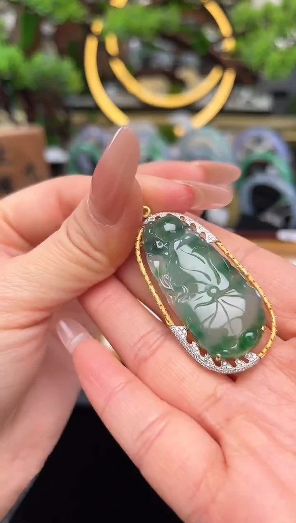 颈饰18K金镶嵌翡翠吊坠