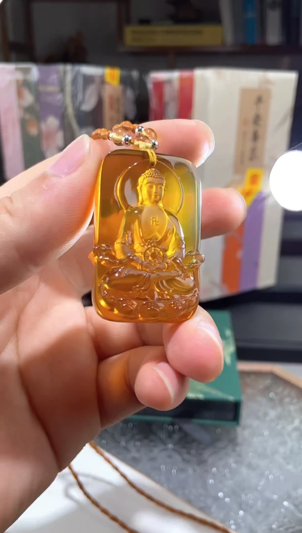 琥珀颈饰未镶嵌金棕珀大日如来