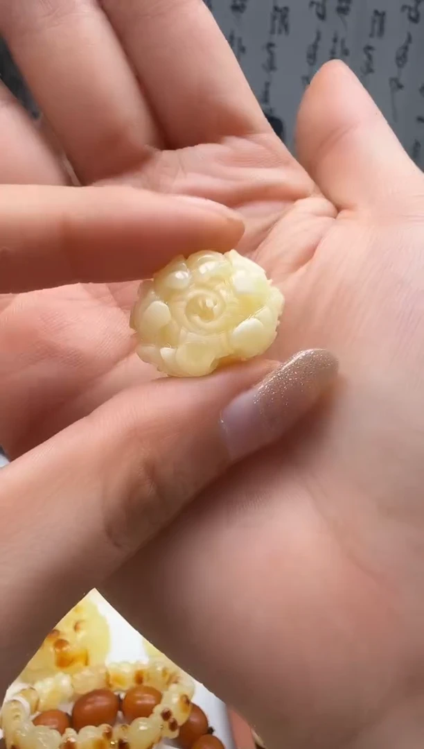 裸石琥珀未镶嵌如图