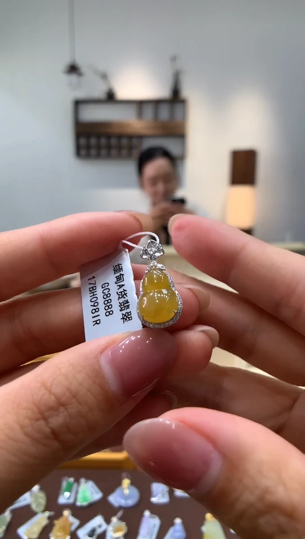 颈饰18K金镶嵌翡翠葫芦