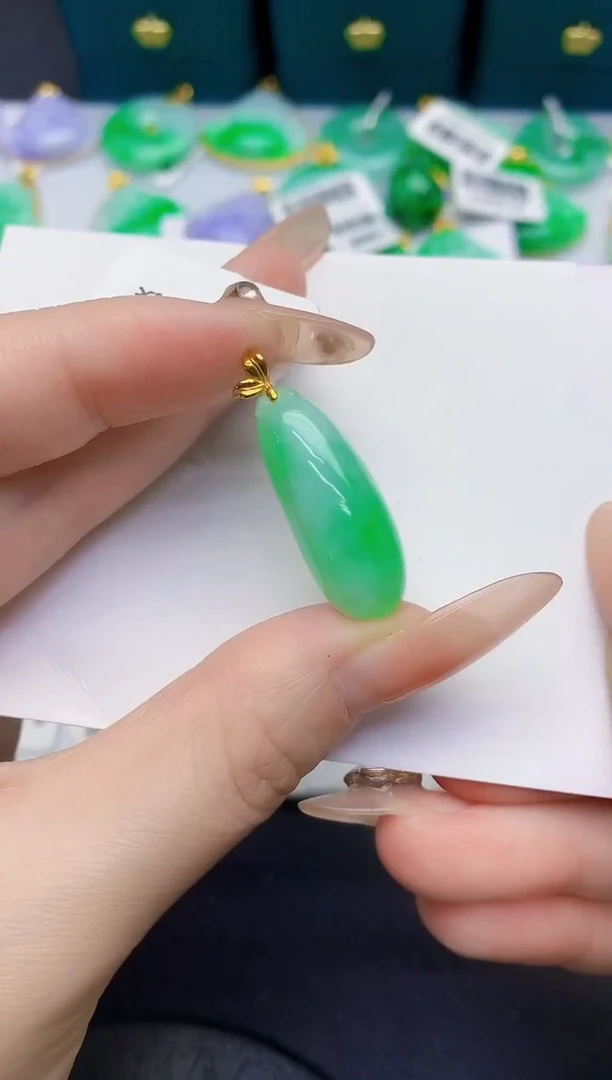 颈饰18K金镶嵌翡翠缅甸天然翡翠A货