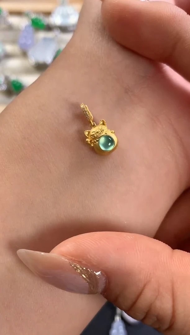 颈饰18K金镶嵌翡翠18k木纳起光招财猫