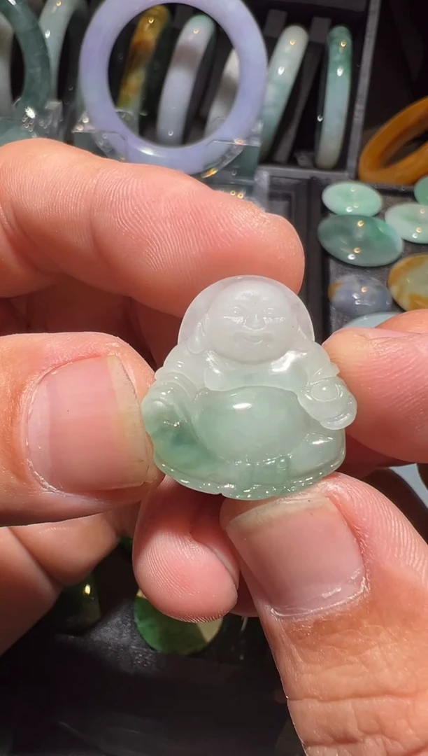 颈饰未镶嵌翡翠翡翠佛公。