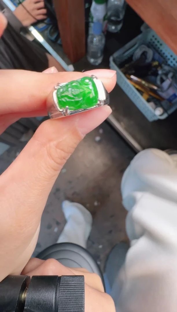 未镶嵌定制翡翠A货有轻微色差属于正常现象，戒指多样性发货1