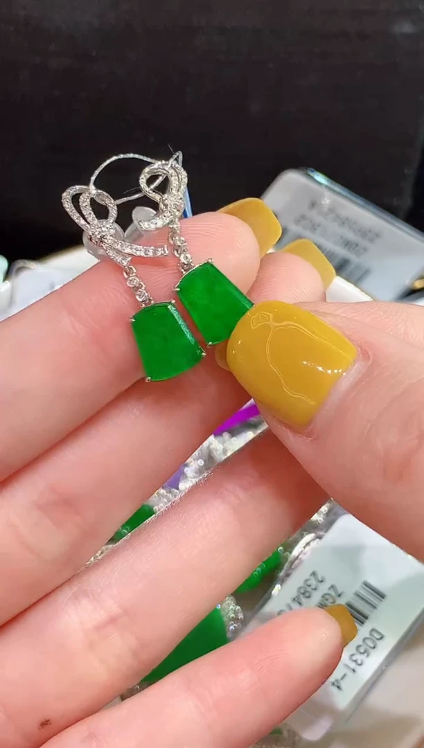 18K金镶嵌翡翠耳饰L多样性发其一