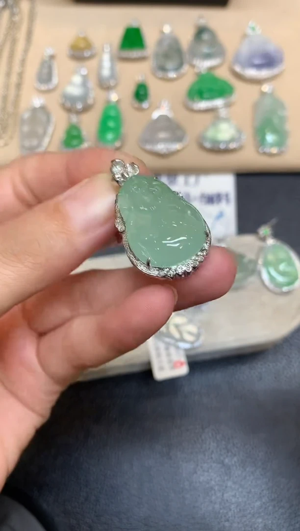 颈饰18K金镶嵌翡翠财神【无服务费【24小时鉴赏期】