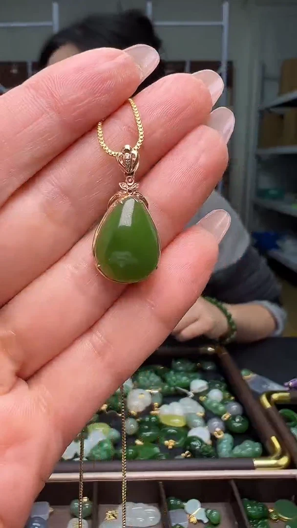 颈饰18K金镶嵌和田玉(多样性发货.发其一）10.29.84