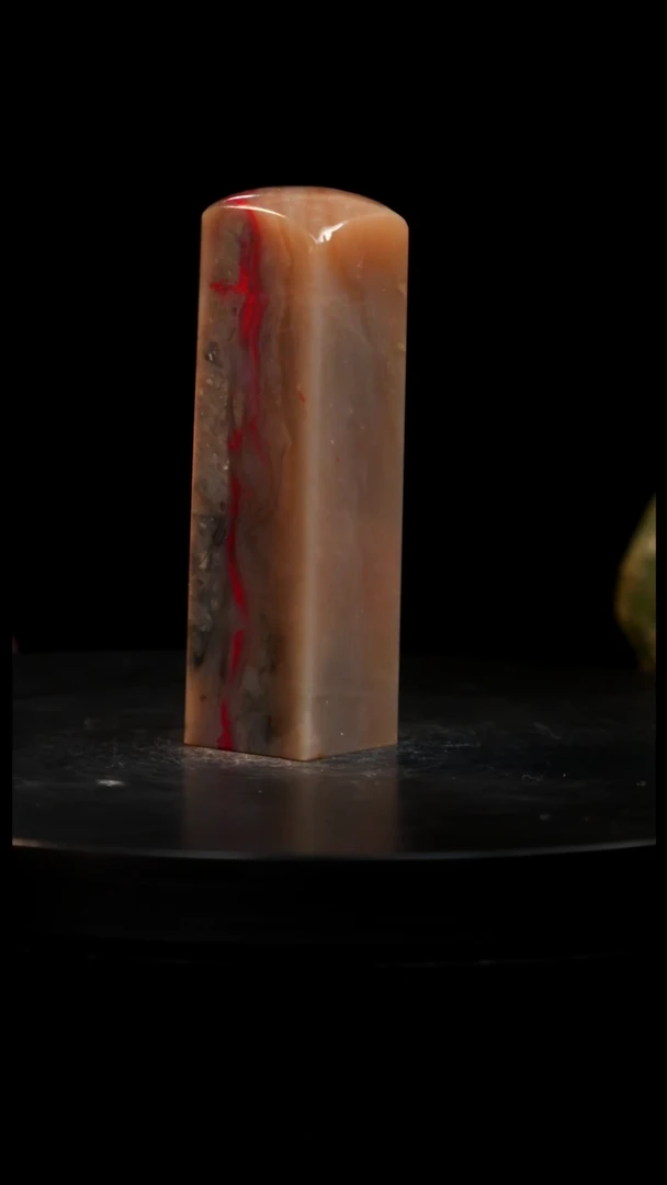 昌化石牛角冻鸡血石