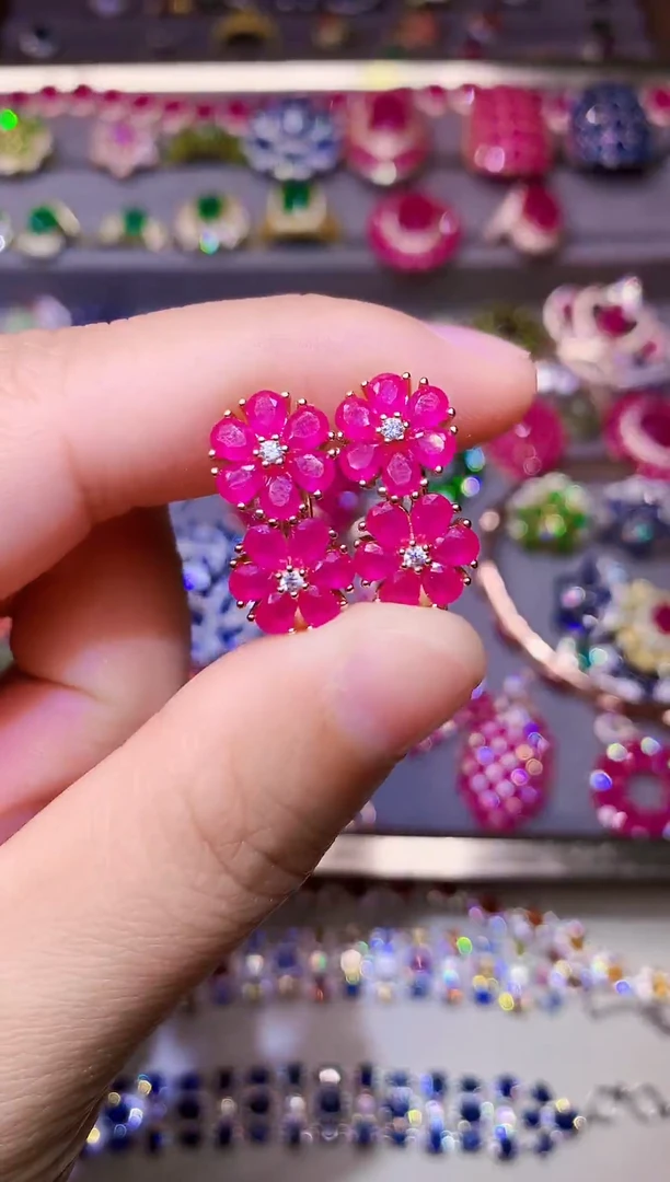 银S925镶嵌耳饰红宝石....