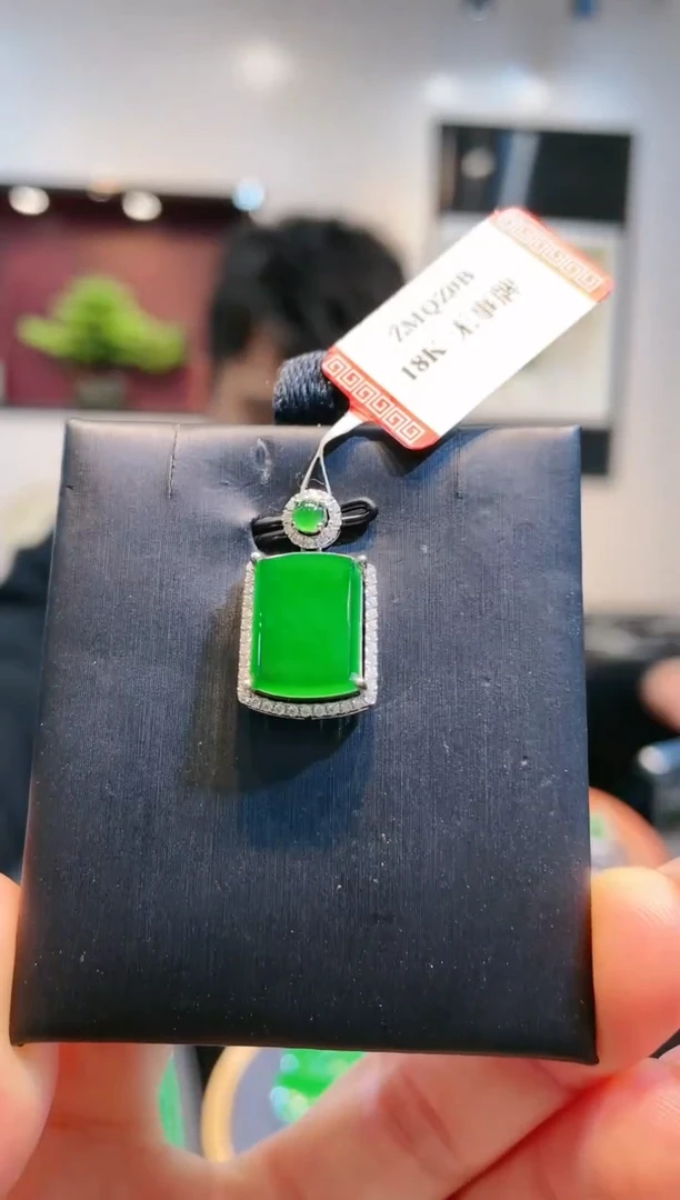 【闪购商品】翡翠颈饰18K金镶嵌A18天然A货翡翠吊坠